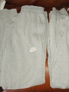 Nike Kids' Grey Fleece Sweatpants - Comfortable Athletic Bottoms